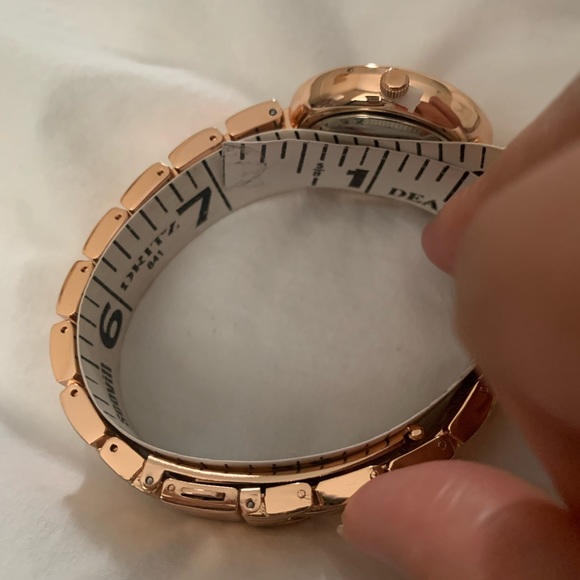 New/never Worn Ellen Tracy Rose Gold Watch - Picture 5 of 6